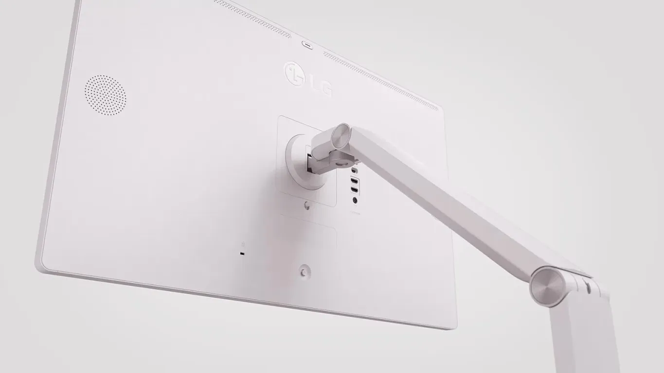 LG 32U889SA Smart Monitor Swing